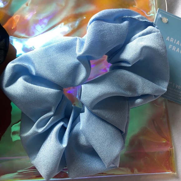 Ariana Grande Scrunchies - Picture 4 of 4